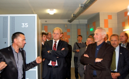 UAB "Lakaja" darbų vadovas Saulius Špokas (kairėje) buvo gidas po atnaujintas baseino patalpas. Centre – Lietuvos olimpinio centro direktorius Linas Tubelis. 